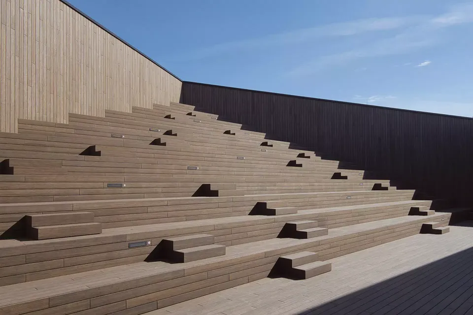 Le toit-terrasse recouvert de bois au-dessus du foyer central