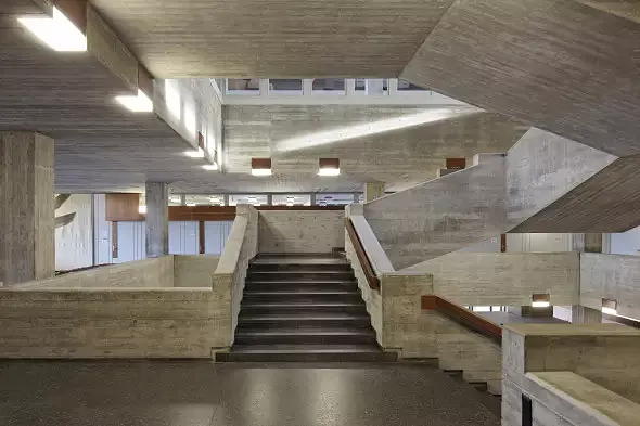 Escalier bâtiment principal et 1e étage