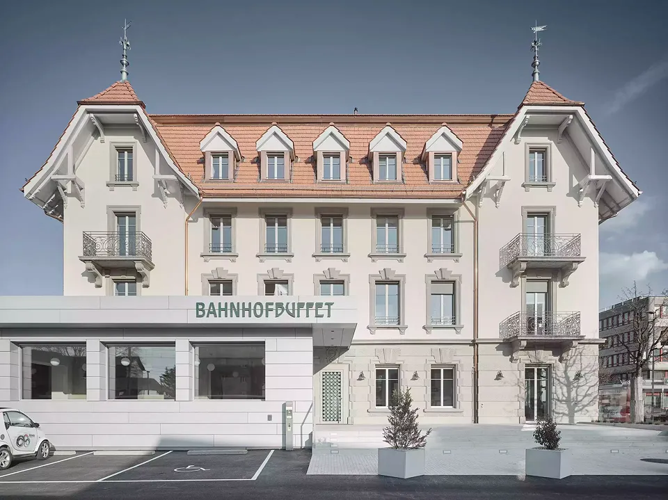 Die Fassade wurde anhand vorgefundener Farbanstriche instand gesetzt. Der Anbau aus den 1960er-Jahren blieb erhalten, was das Raumangebot des Restaurantbetriebs um zusätzliche Tische und Sitzplätze erweitert.