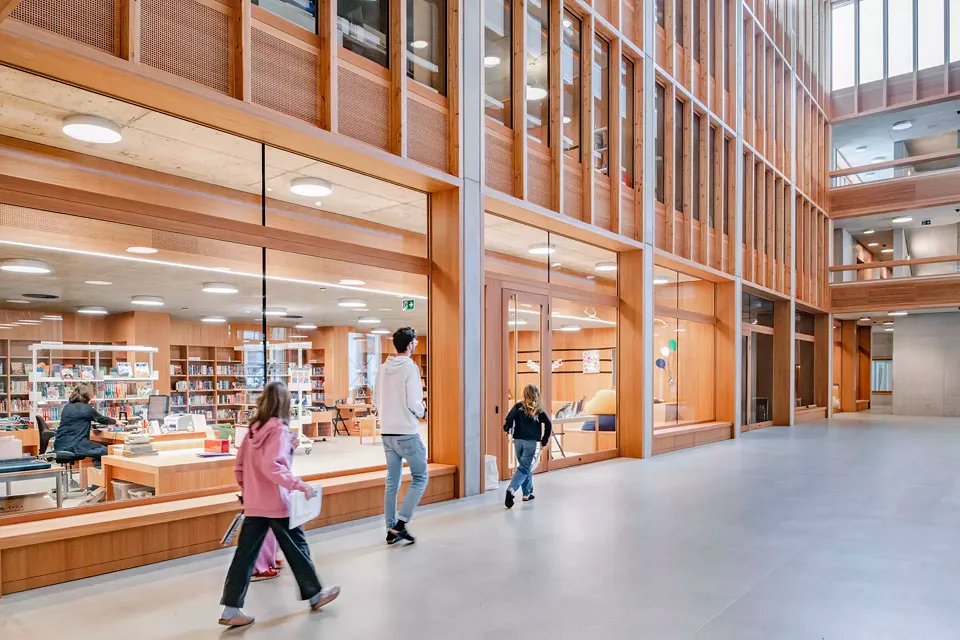 Die transparent einsehbare Bibliothek ist direkt vom Atrium aus zugänglich
