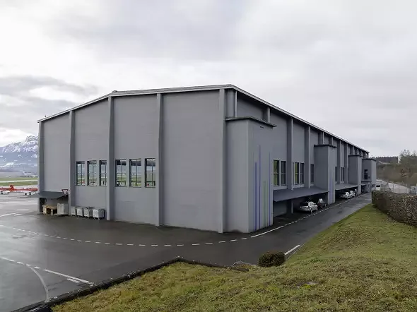 Ost Fassade und Gegengewichte an der Nord Fassade