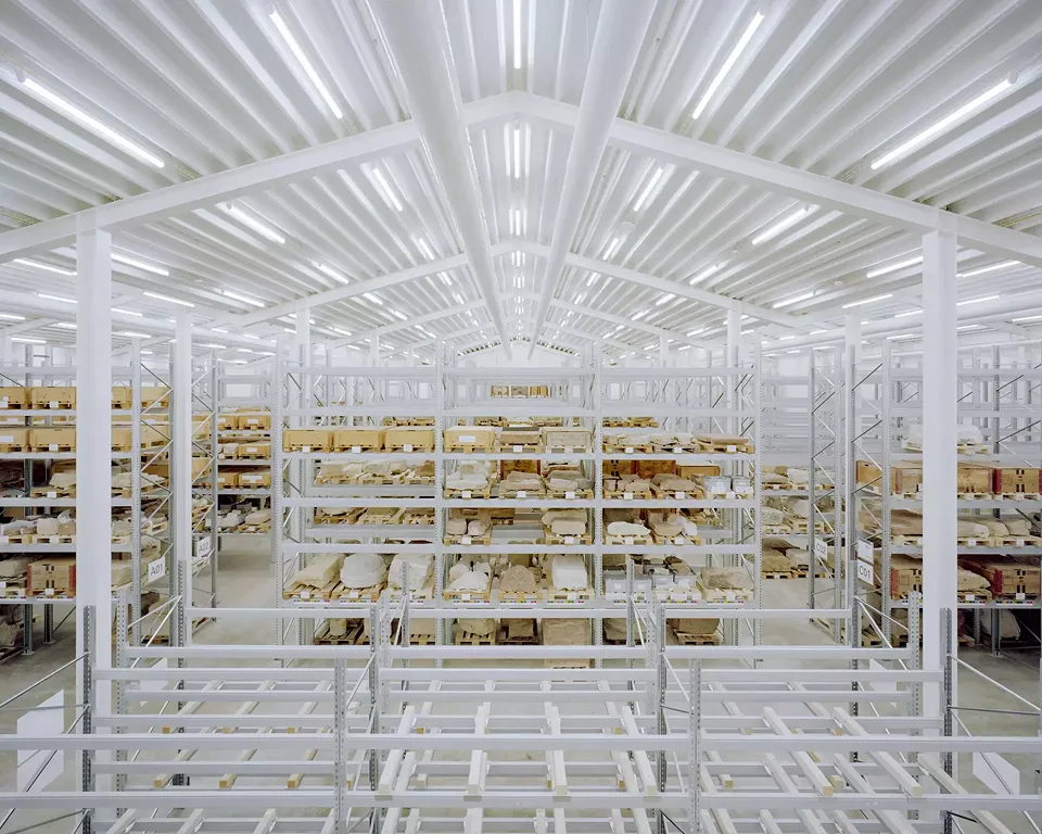 In der grossen Sammlungshalle sind alle Fundstücke – von grossen Architekturobjekten bis hin zu Mosaiken und Scherben – konserviert.