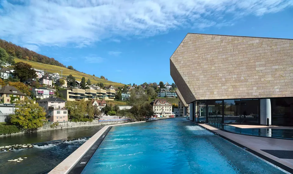 Beim Baden im warmen Aussenbecken gleitet  der Blick über die Limmat.