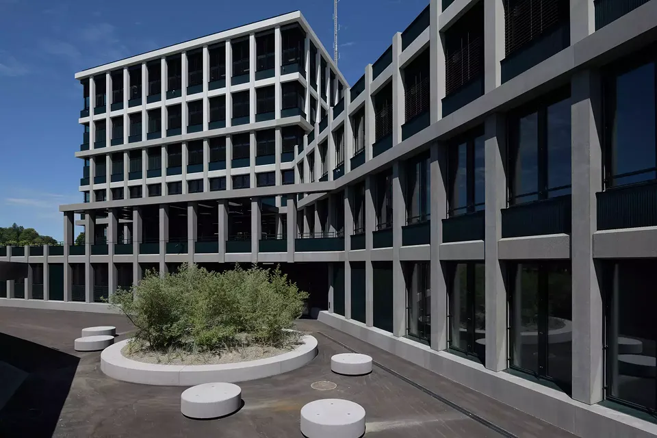 Hofseite mit Personaleingang und Terrasse der Cafeteria