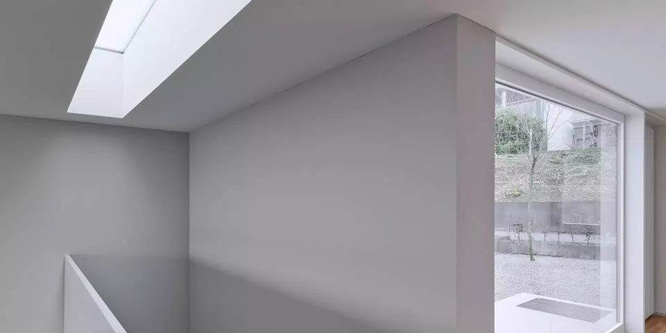 cage d'escalier avec puits de lumière