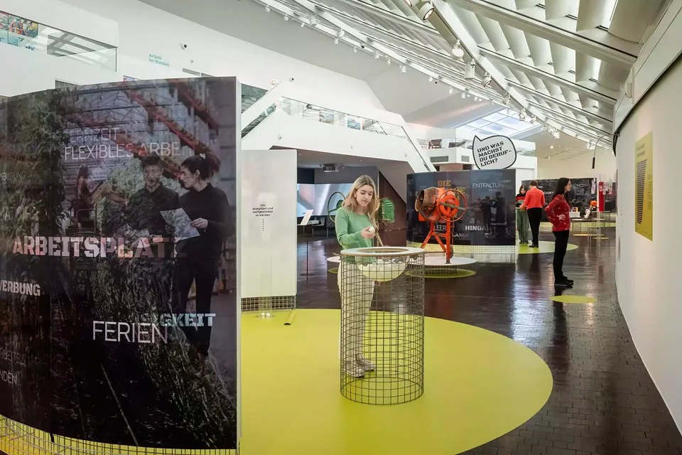 Das individuelle Erkunden und das kollektive Dazugehören machen den Besuch der Ausstellung zu einem inspirierenden Erlebnis.