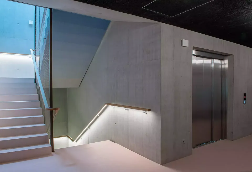 cage d'escalier avec dégradés de couleurs
