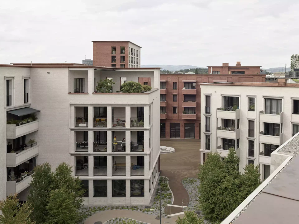 Afin de faciliter au maximum l’identification des habitant·e·s, les deux bords du bloc ont été divisés en 14 unités conçues individuellement, avec leurs propres entrées, façades et hauteurs variables.