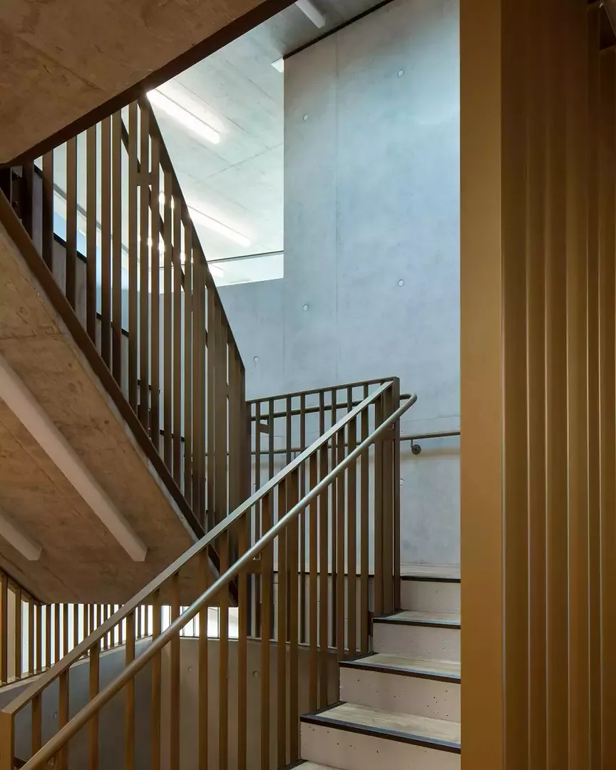 La cage d’escalier de  l’aile des appartements, partiellement fermée, comporte des percées vers les couloirs. Un lanterneau amène la lumière naturelle jusqu’au rez-de-chaussée.