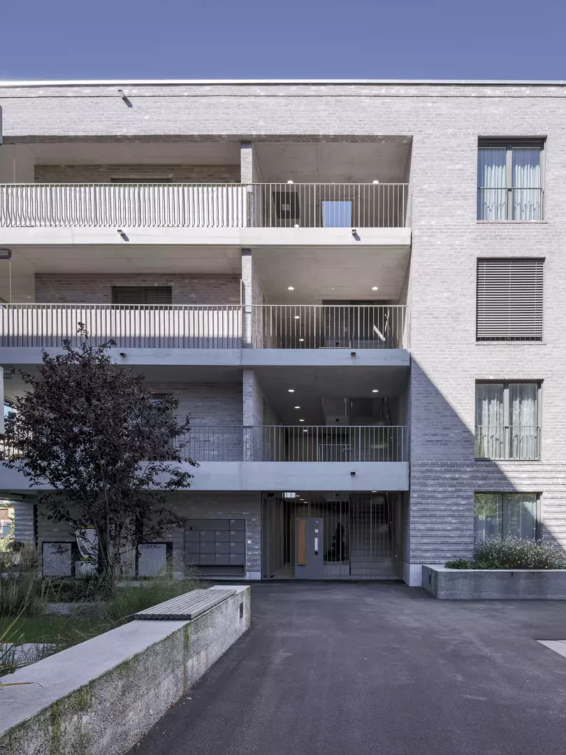 Stampfbetonmäuerchen, Sichtbeton und Klinker