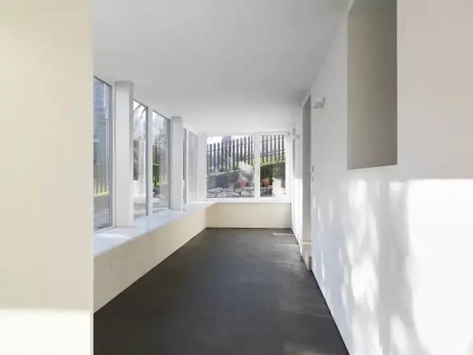 Eingang in Vorzone zu Atelier im Sockel des Altbaus