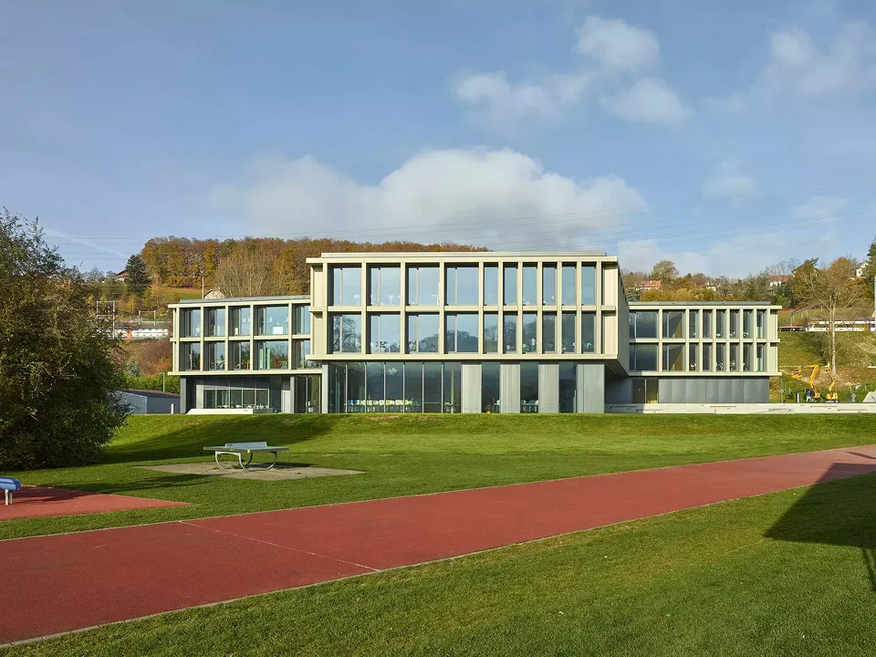 Vue éloignée du bâtiment neuf.