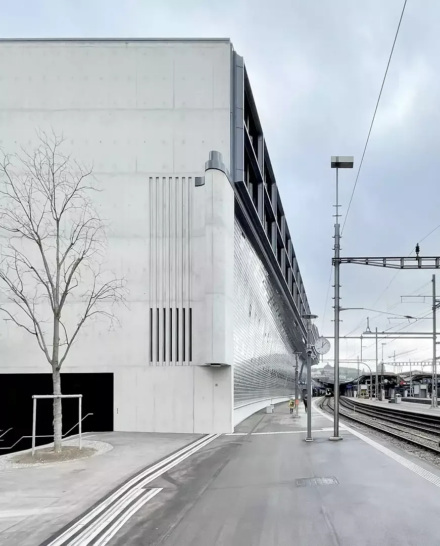 L’arrivée des trains en gare de Zürich est accompagnée par le nouveau mur en verre de Made in.