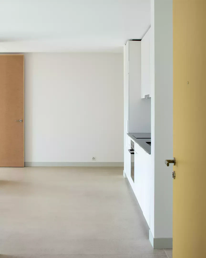 La cuisine centrale d'un appartement en attique