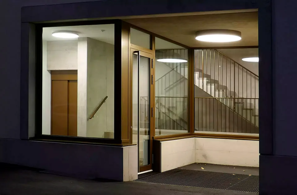 Eingangssituation bei Nacht