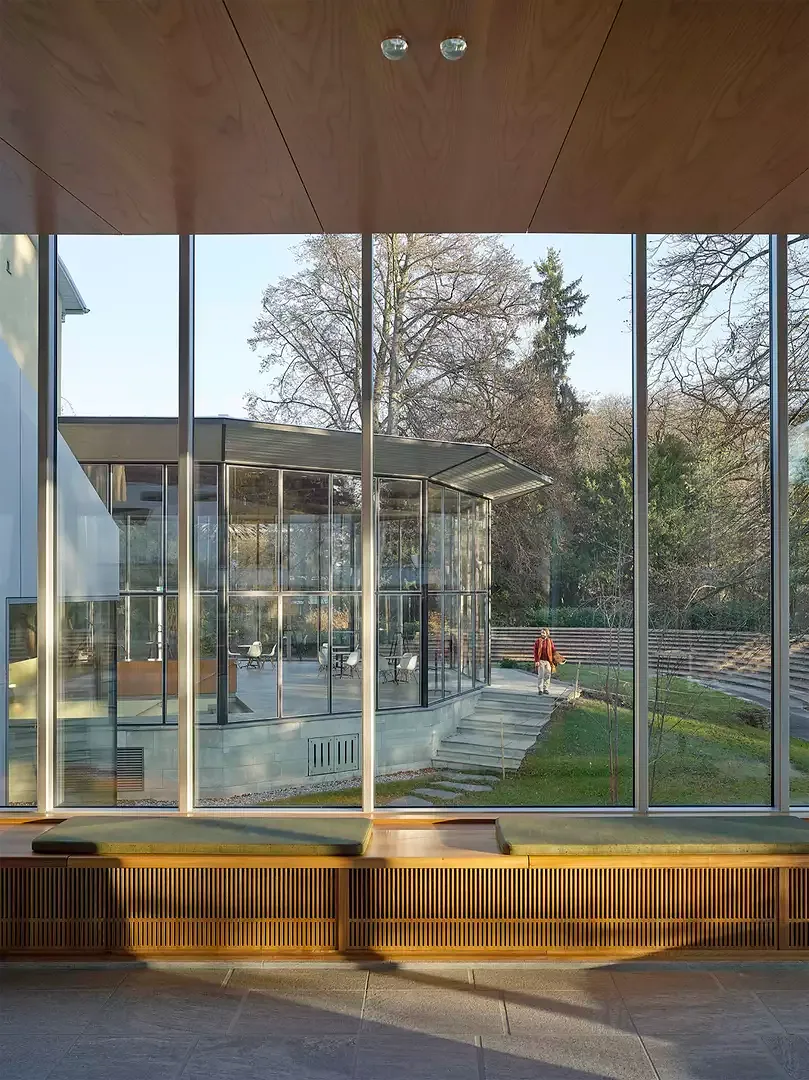 Le lien visuel établi entre le  parc et le foyer situé au  bord de la Parkstrasse permet de communiquer également avec le foyer Sachs. Bancs avec  motifs en liège vert placés le long de la façade.