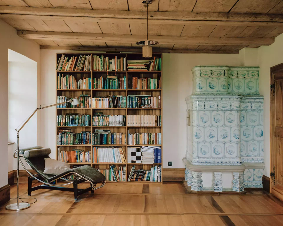 Wohnzimmer mit erhaltenem Kachelofen und Felderboden