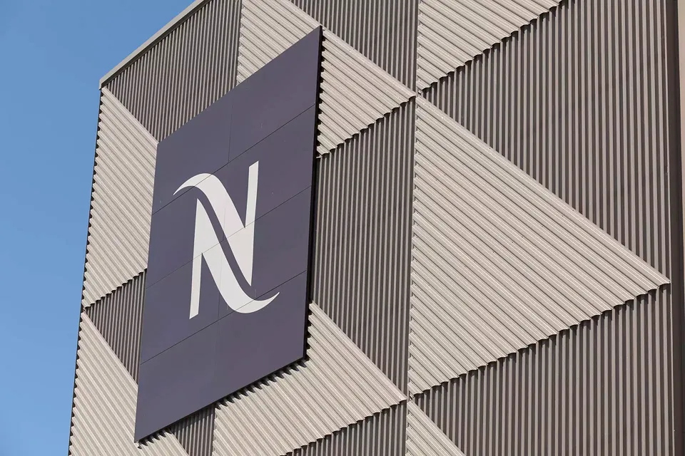 Fassade mit Nespresso-Logo