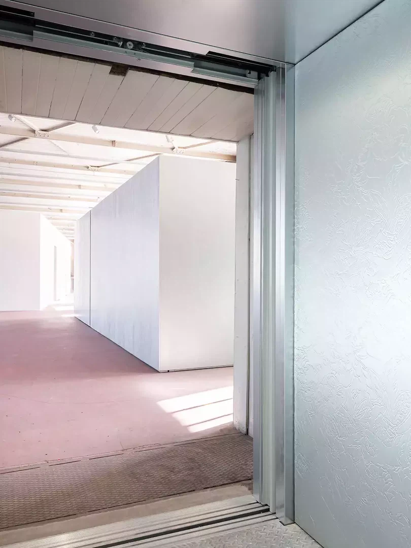Aufzug mit textiler Wandverkleidung aus der angrenzenden Textildruckerei