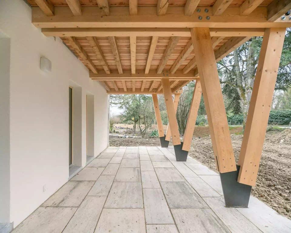 Überdachte Terrasse im Erdgeschoss