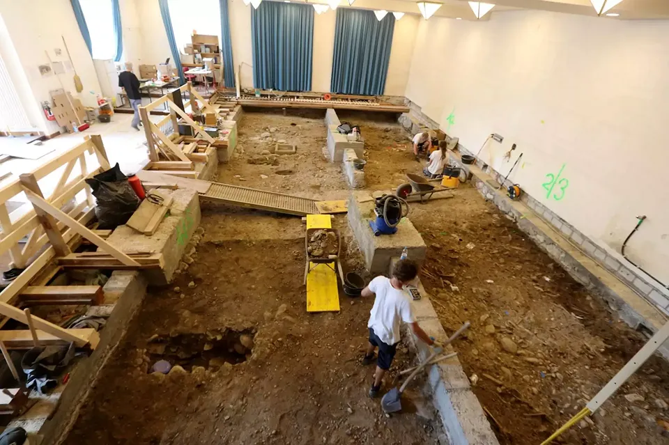 Von einem kleinen für  die Dauer der Grabung errichteten Podest konnten die Schüler und Schülerinnen den Archäologen bei  der Arbeit zusehen.