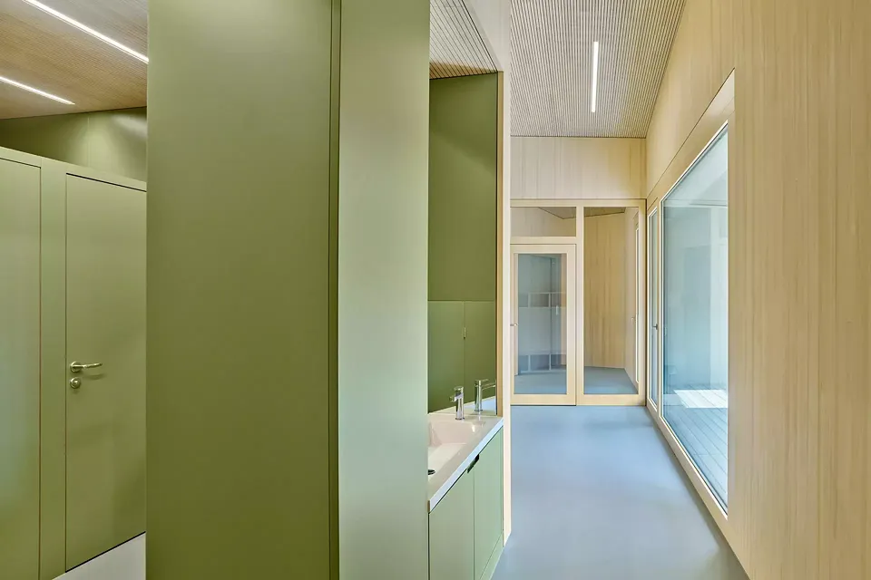 Durchsicht aus Kindergartenraum Richtung Garderobe