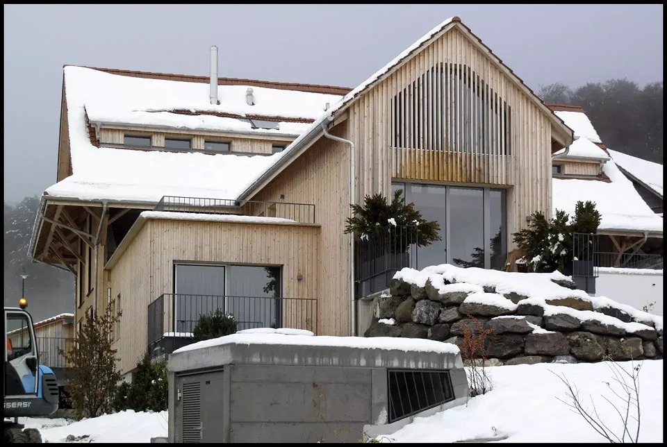Südfassade mit langer Schleppgaube und Sonnenkollektoren