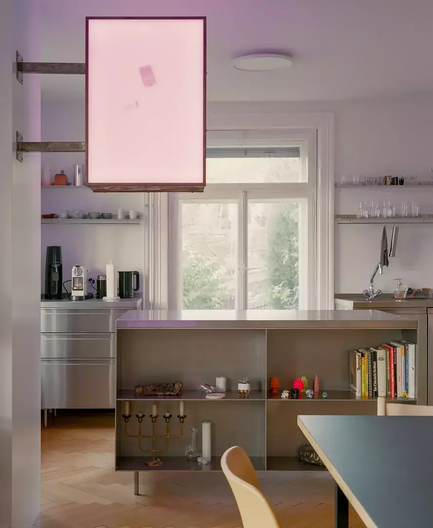 Îlot de cuisine avec œuvre d'art de Michael Bodenmann