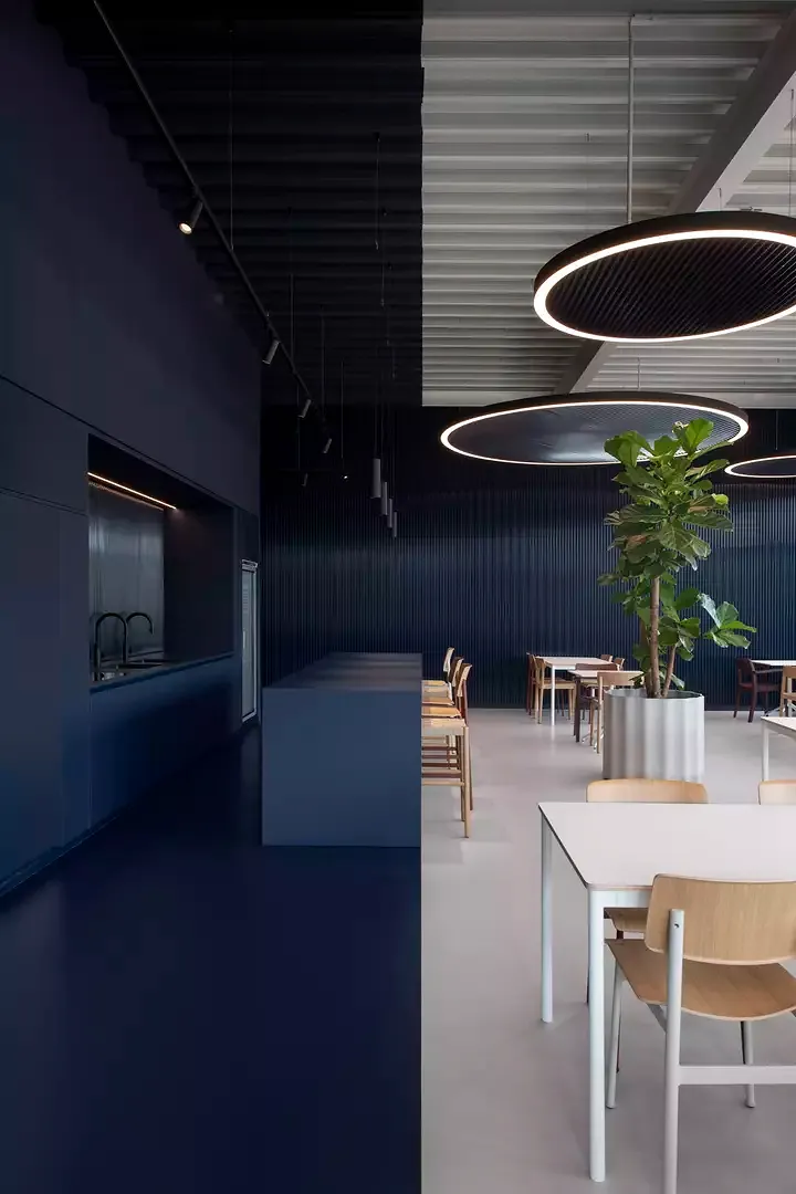 Une cafétéria aux lignes graphiques