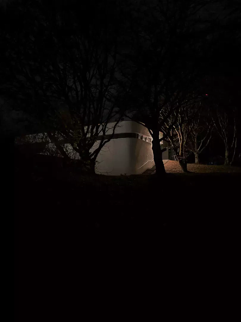 Dienstgebäude bei Nacht