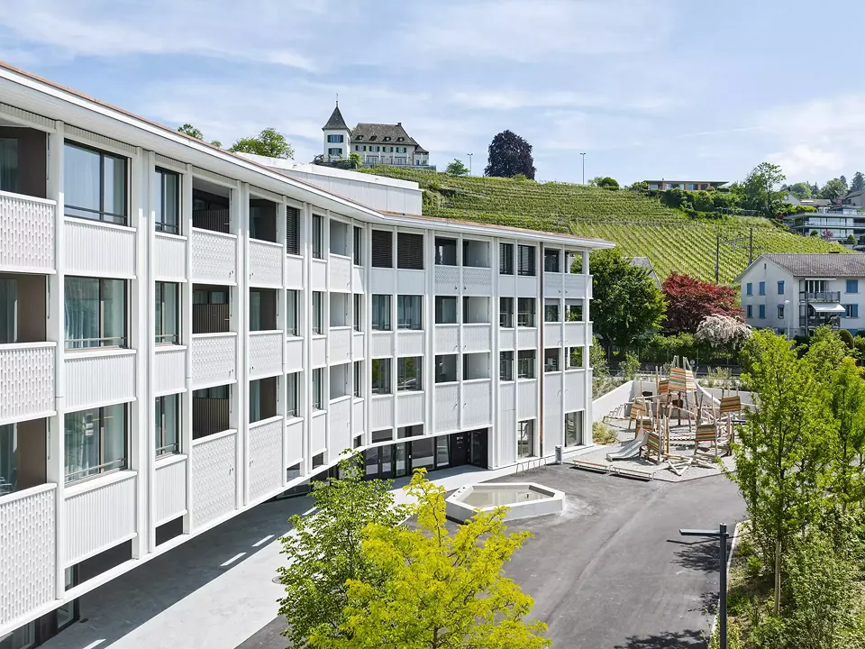 Südfassade mit dahinter liegendem Rebberg