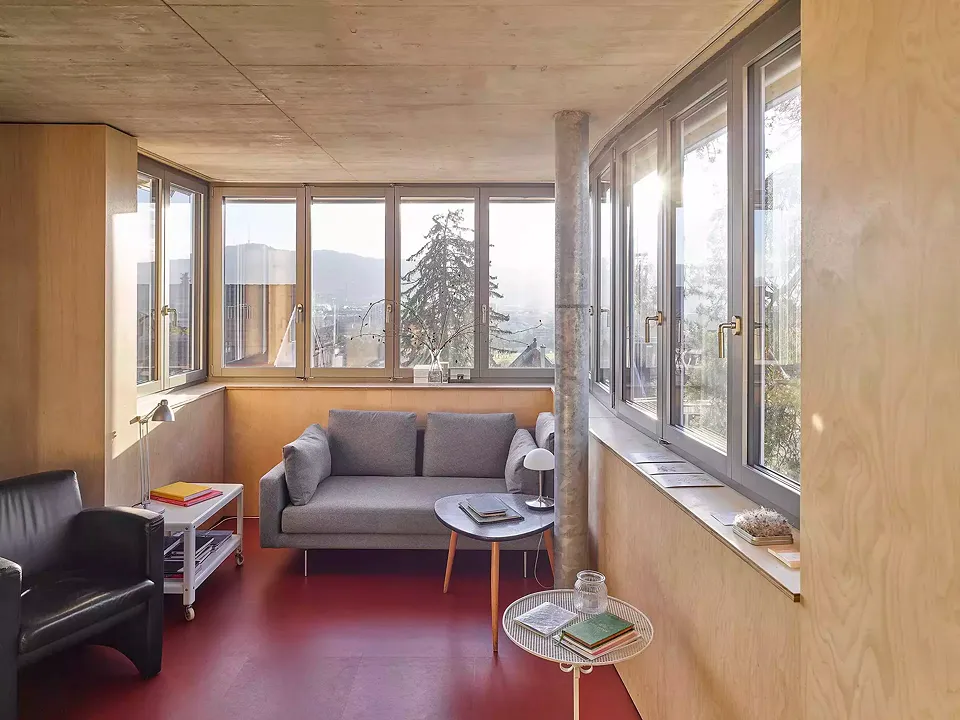 «Un peu comme sur un bateau»: pièce à vivre avec encorbellement dans l'appartement côté nord-ouest.