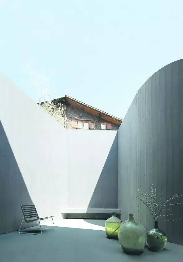 Der Hof bildet einen Ort der Kontemplation