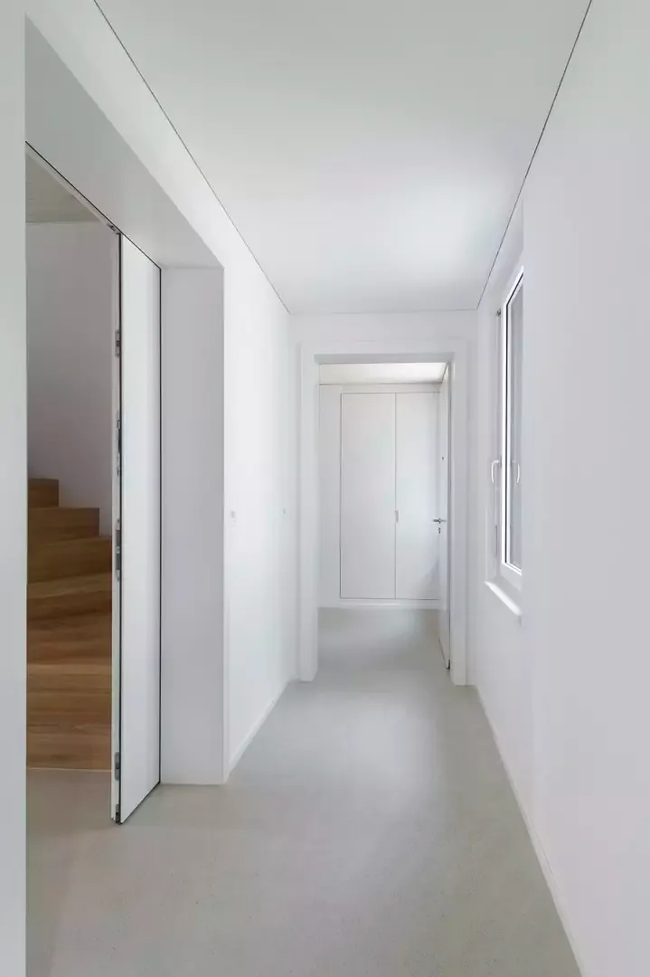 Couloir d'entrée avec vue sur les appartements