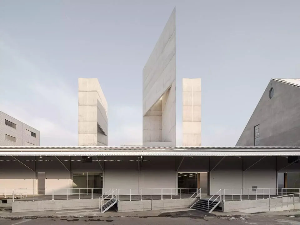 Visibilité: leur caractère prismatique donne aux  silos de lumière disposés entre la structure métallique de l’ancien entrepôt le rôle de repères visuels dans la matrice spatial qui structure l’espace d’exposition.