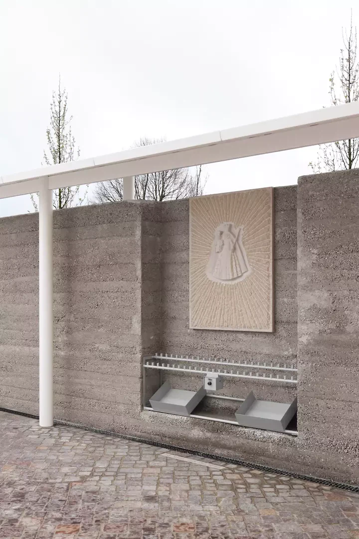 Das Marienbildnis mit Kerzenständer in der gestampften Trasskalkmauer (mit einen geringen CO2-Fussabdruck) lädt zur Andacht ein