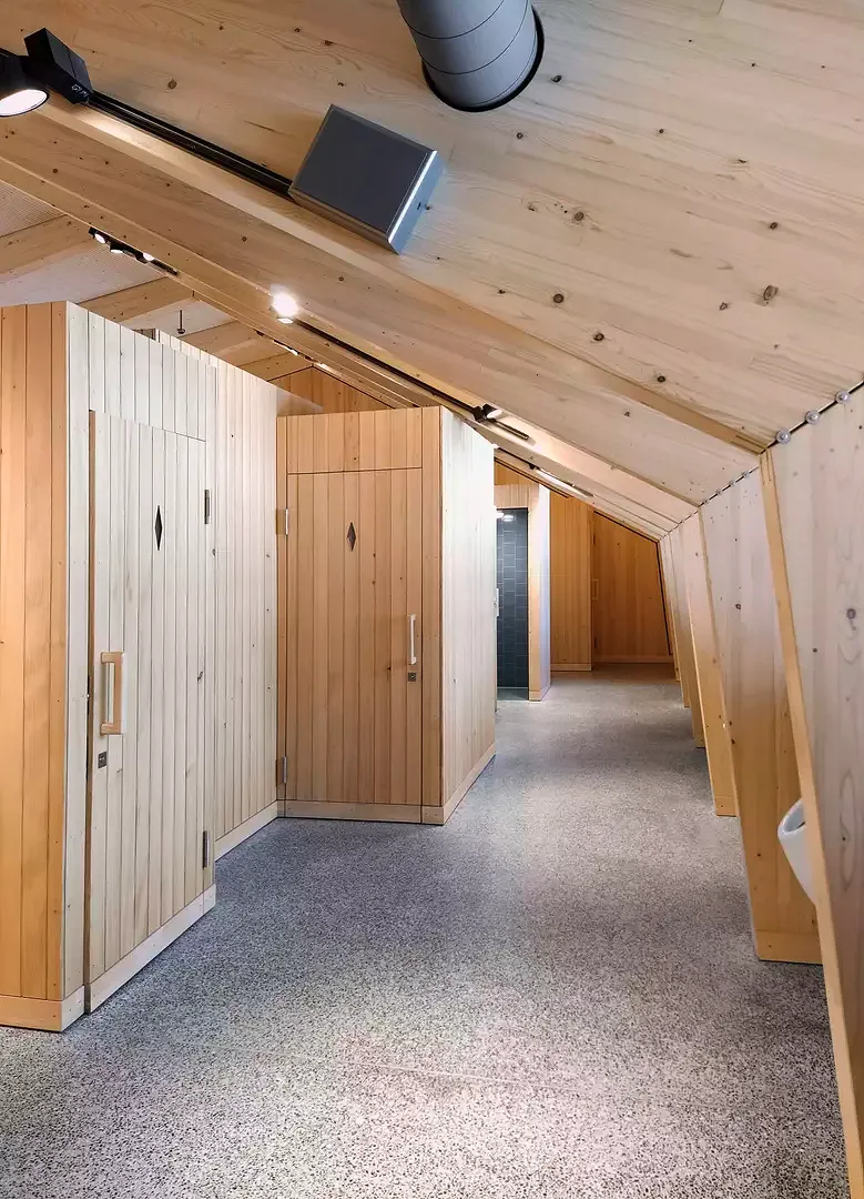 Herrentoilette. Die Einzeltoiletten zitieren das freistehende Plumpsklo hinter einem Bauernhaus. Die Architekten erbrachten den Nachweis, dass auch mit Einzeltoiletten die erforderliche Anzahl unterzubringen waren. Eine serielle Reihung war nicht nötig.