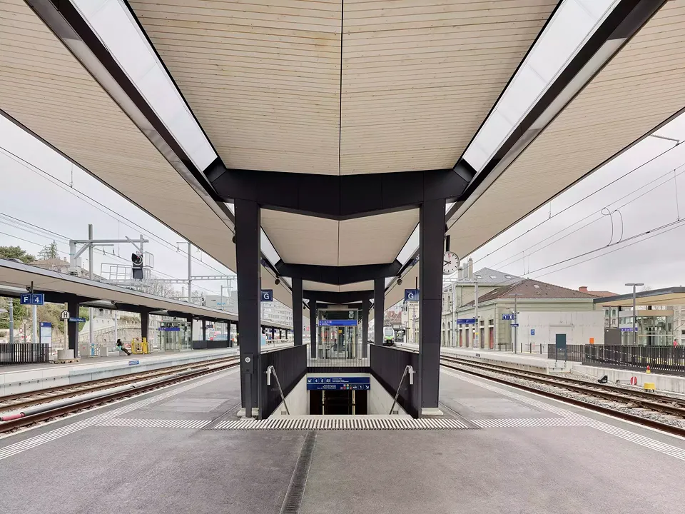 Marquises du quai 2 avec double pilier et  escalier