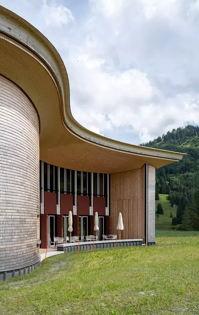 Les baies et les loggias que le bâtiment aménage à l’extérieur invitent à écouter les bruits de la nature –  le murmure du ruisseau, le chant des oiseaux …