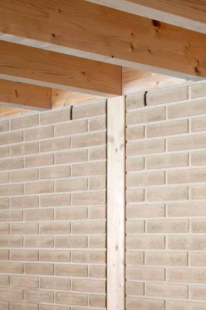 Détail de blocs de terre crue et structure bois