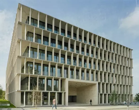 Haupteingang Wolfgang Pauli Strasse Tagansicht