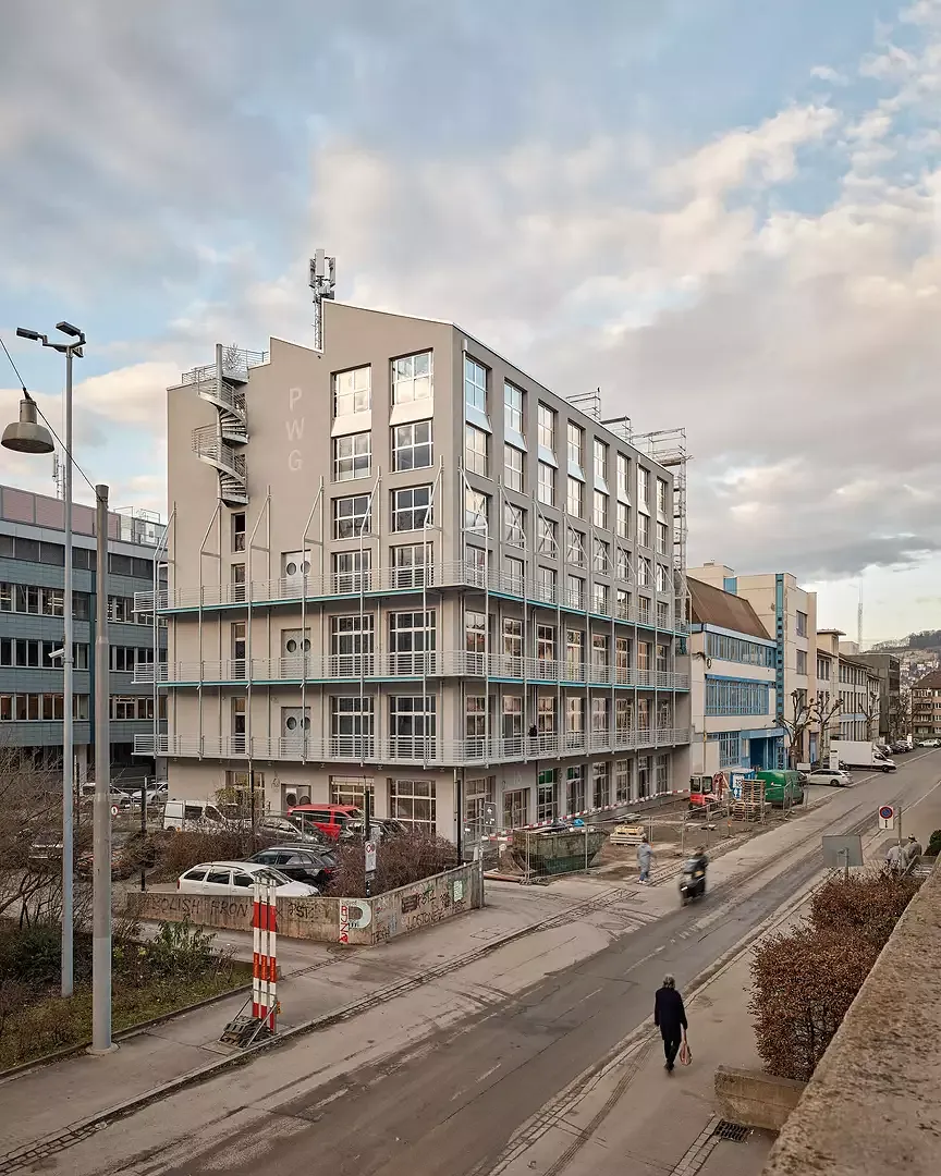 Stirnfassade mit Sheds, Wendeltreppe und Lifttüren auf die umlaufenden Balkone