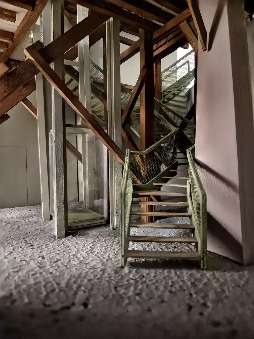Restauration dans l'ancienne station de téléphérique – montée d'escalier à travers les anciennes structures/projet Fabienne Grogg