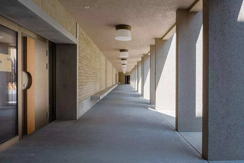 L'arcade au rez-de-chaussée, trait d'union entre la cour et les entrées du bâtiment
