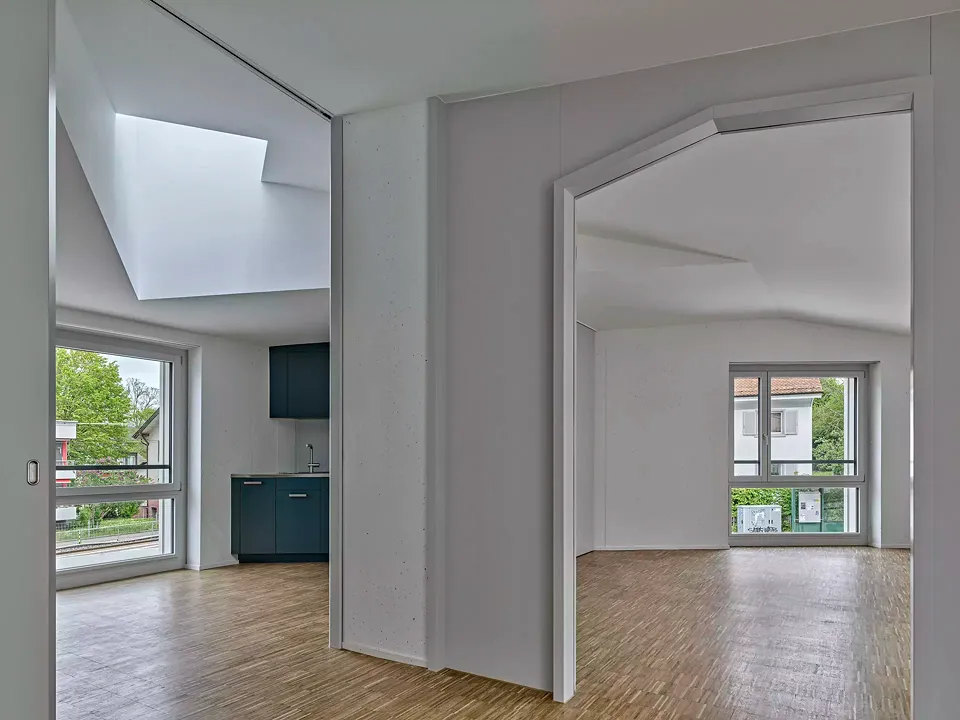 In der zweiten Etage  weiten sich die Räume dank einer ausdifferenzierten Dachlandschaft auf vielfältige Art und Weise nach oben.
