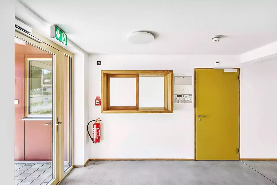 De même que les châssis de porte, le guichet d’accueil a été réalisé par le service d’aménagement intérieur de la société Schaerholzbau.