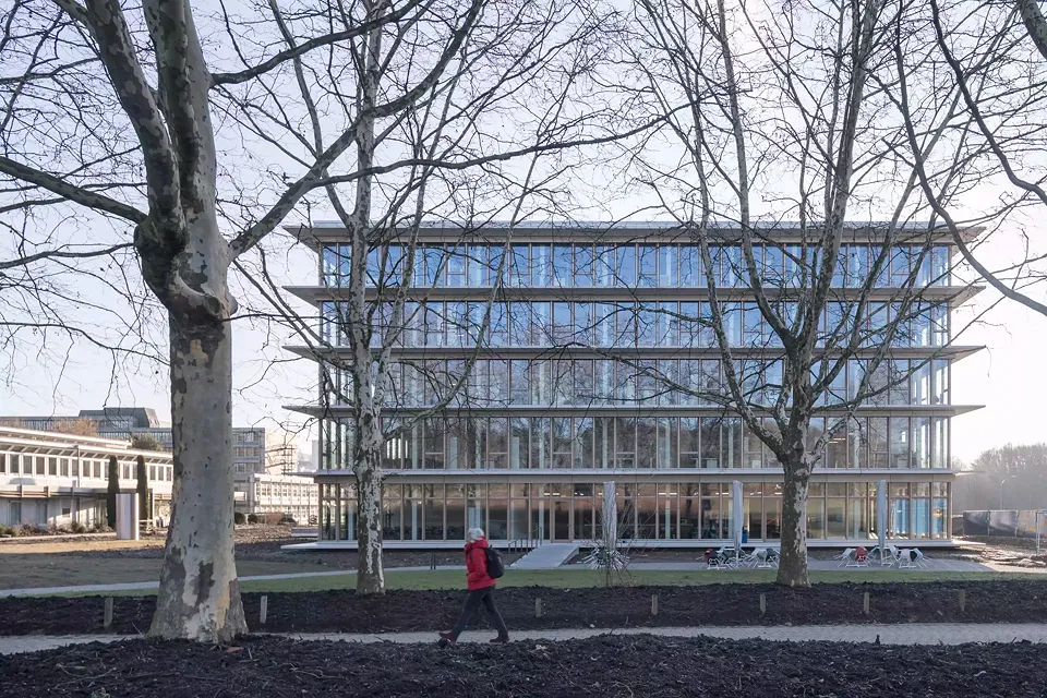 Le prolongement  extérieur des dalles d’étages protégent les espaces intérieurs de l’ensoleillement direct.