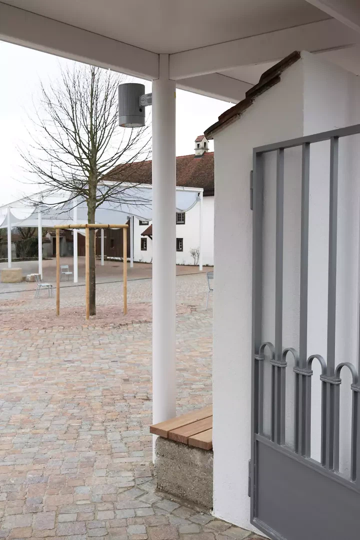 Durch Formensprache und Farbgebung tritt das Stahlbauensemble in Dialog miteinander