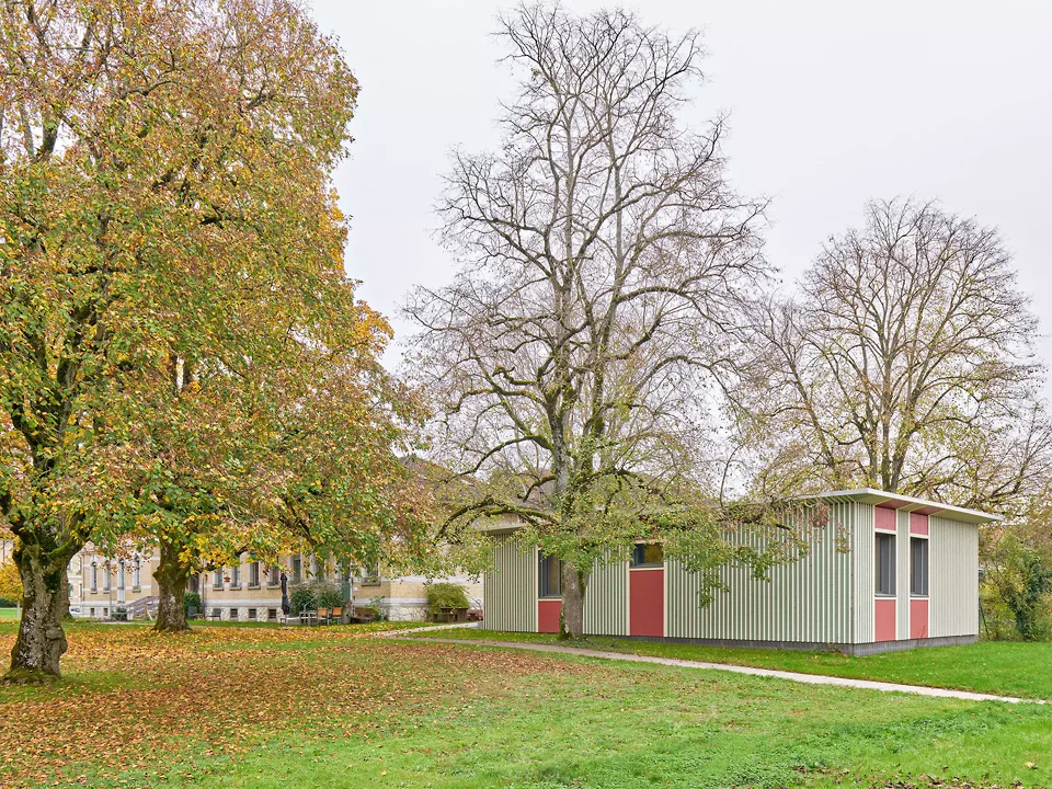 Der Pavillon tritt in einen harmonischen Dialog mit der Natur, fast ganz ohne Eingriffe ins Terrain.