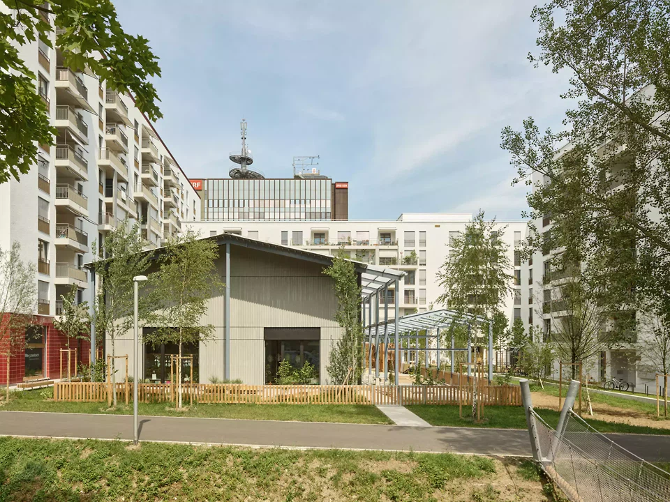 Blick nach Osten in den kleineren Hofraum mit Kindergarten